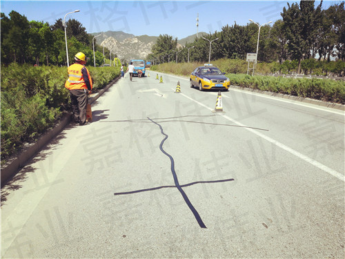 嘉格公路貼縫帶讓道路養(yǎng)護(hù)不再苦、臟、累