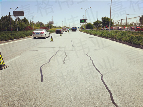用在道路路面裂縫的貼縫帶要怎么選擇呢？