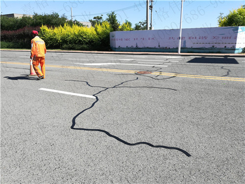 您還在抱怨嘉格瀝青路面貼縫帶價格高嗎？河南申總這么說