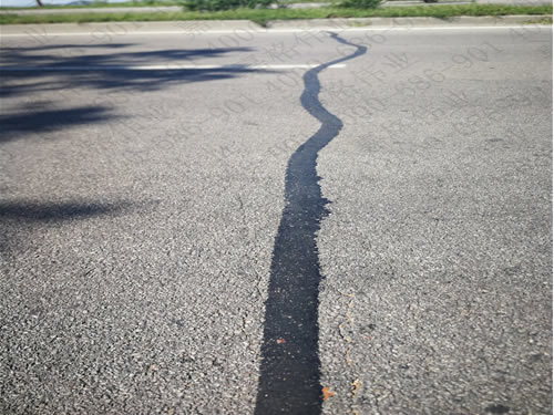 混凝土路面有裂縫可以直接用瀝青修補(bǔ)處理嗎？